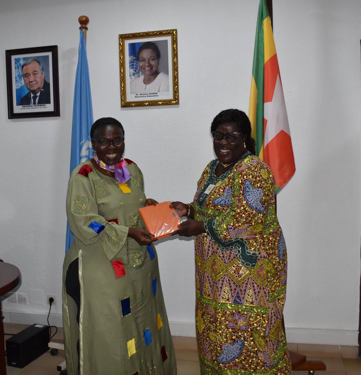 UNFPA_TOGO's tweet image. L’UNFPA Togo a reçu Mme Kabissa, coordonnatrice du REFED, qui fédère plus de 400 associations et groupements féminins dans les Savanes.
Une rencontre stratégique pour l’action de l’UNFPA à proximité des communautés. Le REFED devient un relais d’influence clé!
#UNFPATogo #REFED