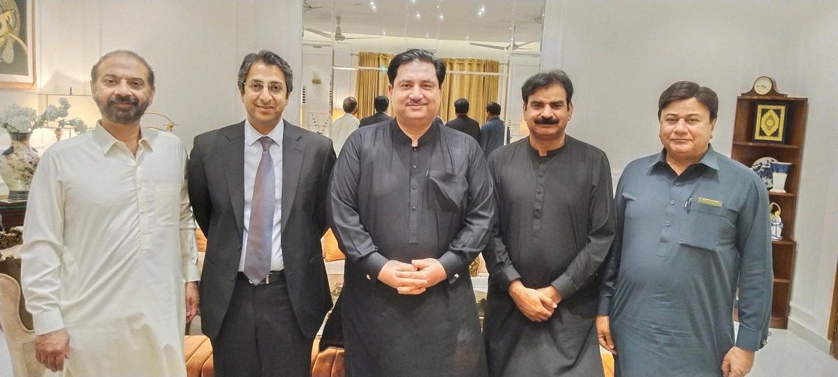 سابق وفاقی وزیر دفاع، خارجہ، کامرس و مرکزی رہنما مسلم لیگ (ن) انجینئر خرم دستگیر خان کیساتھ وزیر اعظم کے مشیر برائے کامرس رانا احسان افضل انکی رہائشگاہ پر ملاقات کررہے ہیں۔

#TeamKDK

<a href="/kdastgirkhan/">Engr. Khurram Dastgir-Khan (HI)</a>