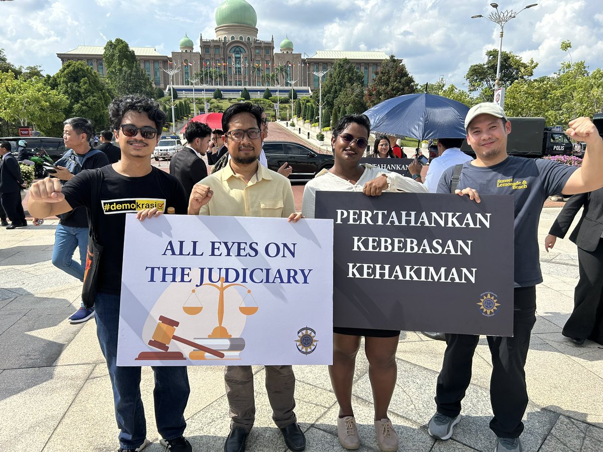 faisalazizfa's tweet image. Semalam @bersihofficial bersama memberi sokongan kepada @malaysianbar dalam Perarakan Membela Kebebasan Institusi Kehakiman.
Institusi Kehakiman adalah benteng kepada keadilan dan kedaulatan undang-undang. FA