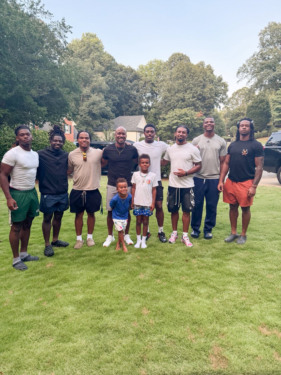 coach_norv's tweet image. Great time tonight w/ the guys! Always fun getting together for fellowship 🤝

Thanks @VillageBurger for the 🍔 &amp;amp;🍗 

#FlyBoyz 👐🏽 #StingEM 

EVERYTHING MATTERS 🐝