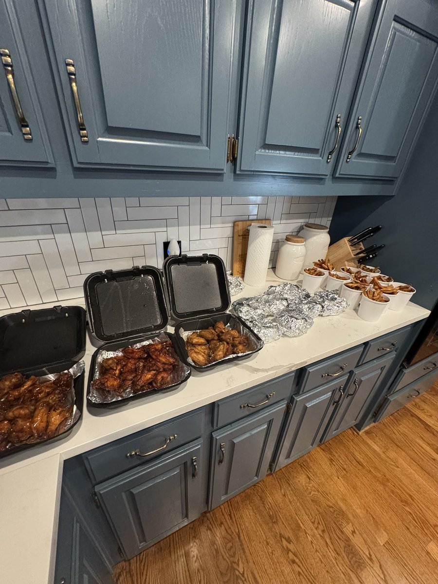 coach_norv's tweet image. Great time tonight w/ the guys! Always fun getting together for fellowship 🤝

Thanks @VillageBurger for the 🍔 &amp;amp;🍗 

#FlyBoyz 👐🏽 #StingEM 

EVERYTHING MATTERS 🐝