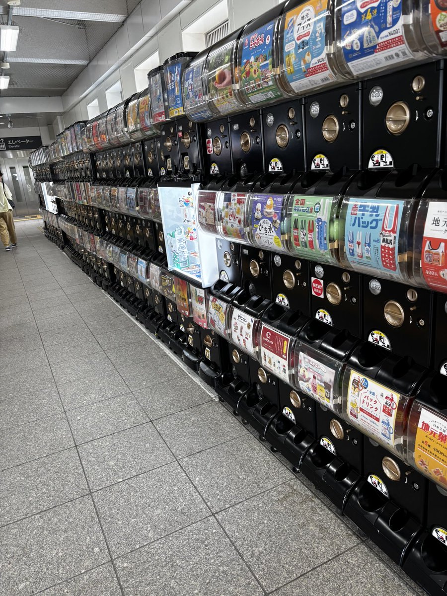 maki9020's tweet image. JR乗り換え通路に
登場してた
 #KAWAI  ミニチュアピアノも
気になるのいっぱい😆
帰りにゆっくり見よっと