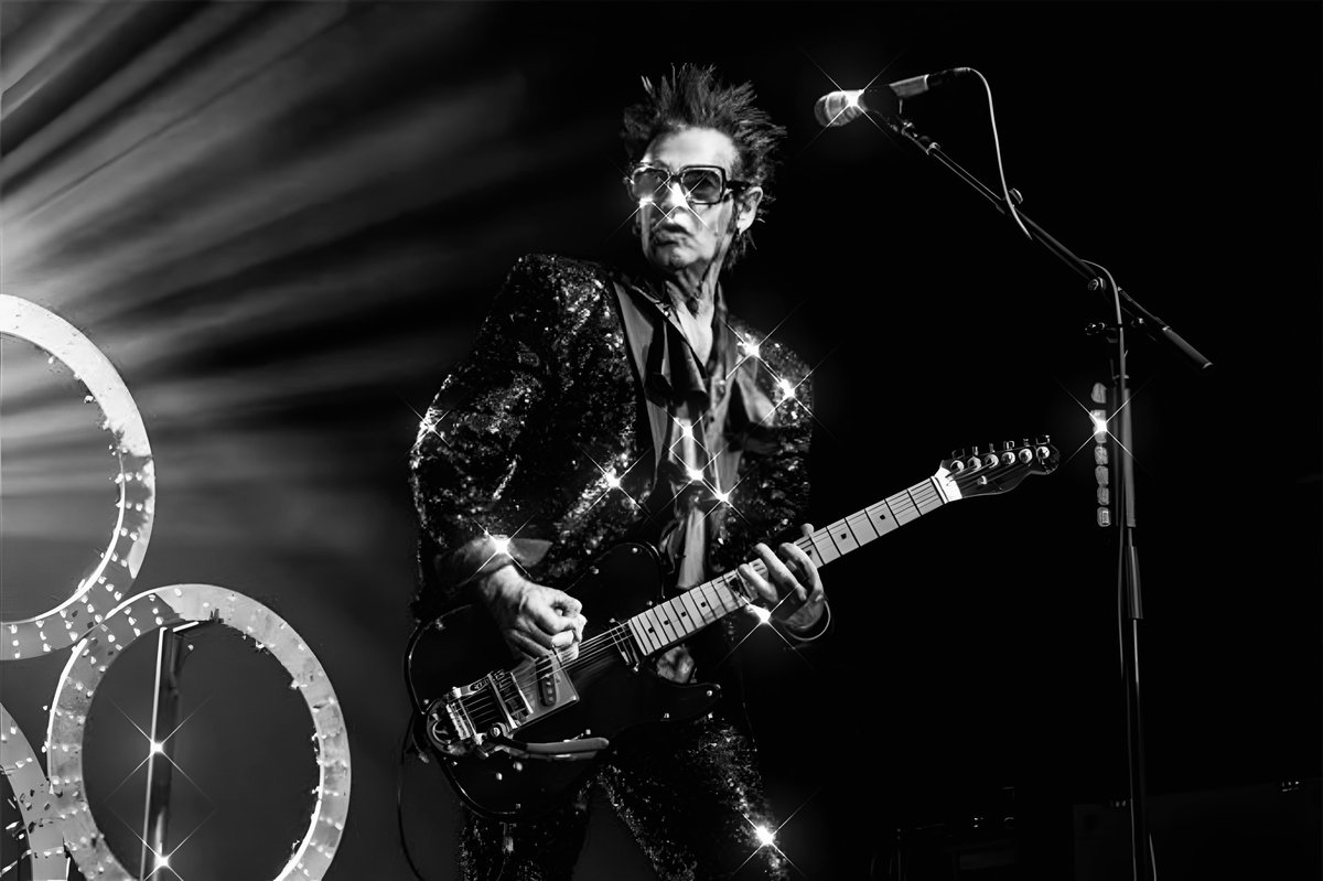VisualMusicJP's tweet photo. ⩺ [INTERVIEW] 
•—————————• 
Behind the persona, the iconic Daniel Ash (Bauhaus, Tones on Tail, Love and Rockets, Ashes and Diamonds) lets his ego drop and speaks like never before — about his life, creativity, regret, freedom and what keeps him truly alive. A rare and unfiltered portrait of an artist who's still pushing, still exploring, still moving forward. A must-read (link below) ⇓ 
•—————————• 
🔗 https://t.co/TgkeAqF7kz
🪪 @DanielAshMusic | @Bauhaustheband1 
🏷#ダニエルアッシュ | #DanielAsh 
📑 @mandahfrenot