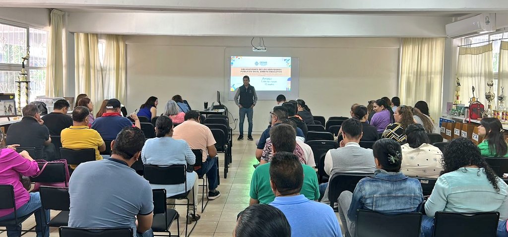 CedhDurango's tweet photo. Integrantes de la #CEDHD imparten a personal administrativo y docente de la Escuela Secundaria "Ignacio Manuel Altamirano" #ESIMA, el tema "Derechos de los Adolescentes y sus Implicaciones en la Docencia".
#HagamosQueLosDerechosHumanosSeVivan🕊 https://t.co/BNLqYaYge7