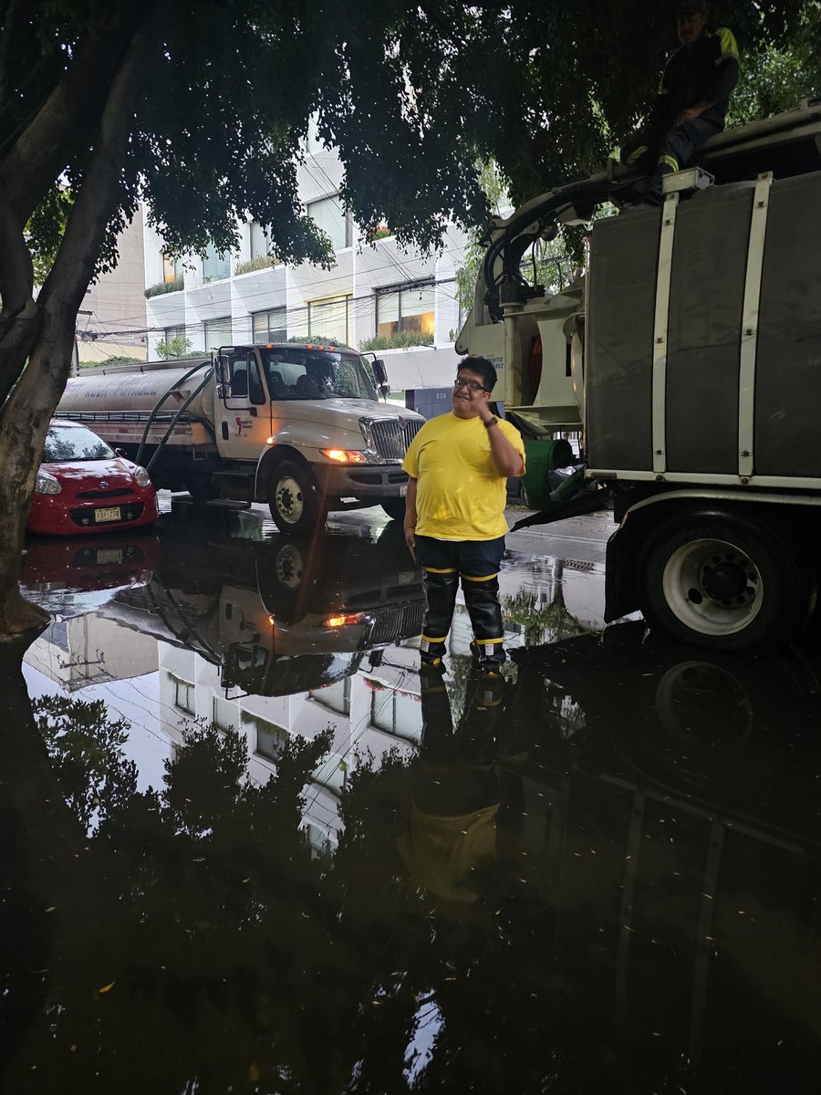 Pbn477933867871's tweet photo. Atendiendo encharcamiemto en Calle Barragán esquina Morena en @BJAlcaldia. Manten limpia tu calle, ya que las hojas tapan las coladeras !!!  Trabajando en conjunto es mejor.
#TuConcejalenaccion https://t.co/EovPJemiC6