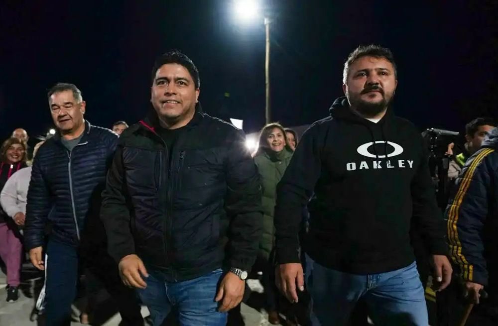 LOS GESTOS IMPORTAN Y EL SILENCIO TAMBIEN COMUNICA

Señor Gobernador <a href="/ClaudioVidalSer/">ClaudioVidal</a> 
En las últimas horas se difundieron imágenes en las que usted aparece caminando y compartiendo un acto público con una persona que hoy cumple una condena por amenazas de muerte en mi contra,