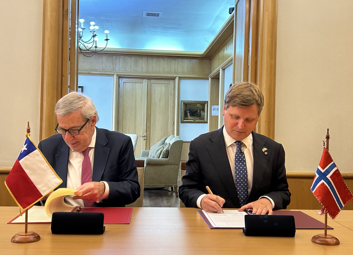 NorwayMFA's tweet image. Honoured to meet @AlbertoKlaveren. Chile and Norway have more than 100 years of diplomatic relations – and shows the true friendship between our peoples. Glad to strengthen our collaboration on gender equality. Together we will fight for these rights essential to our democracies