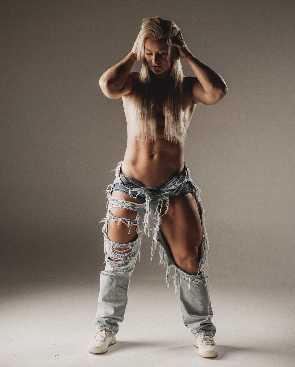 amazonianbeaut3's tweet photo. Wrong size, huh? #DaniSpeegle @dellespeegle https://t.co/bZJRneRyMr