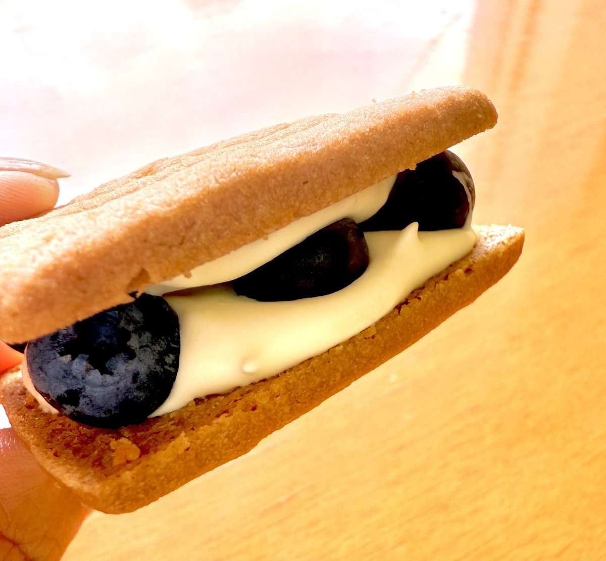 daimaru_s_hoppe's tweet photo. 【本日発売　#六花亭】
新商品『マルセイバターサンド（生ブルーベリー）』🍇
早速食べてみましたが…サックサクのビスケットに、生ブルーベリーの爽やかさが最高！濃厚バタークリームとのバランスがたまりません✨夏にぴったりの味わいです☀️
1個250円（税込）※発送不可
#マルセイバターサンド https://t.co/6nZCDnh5Uz