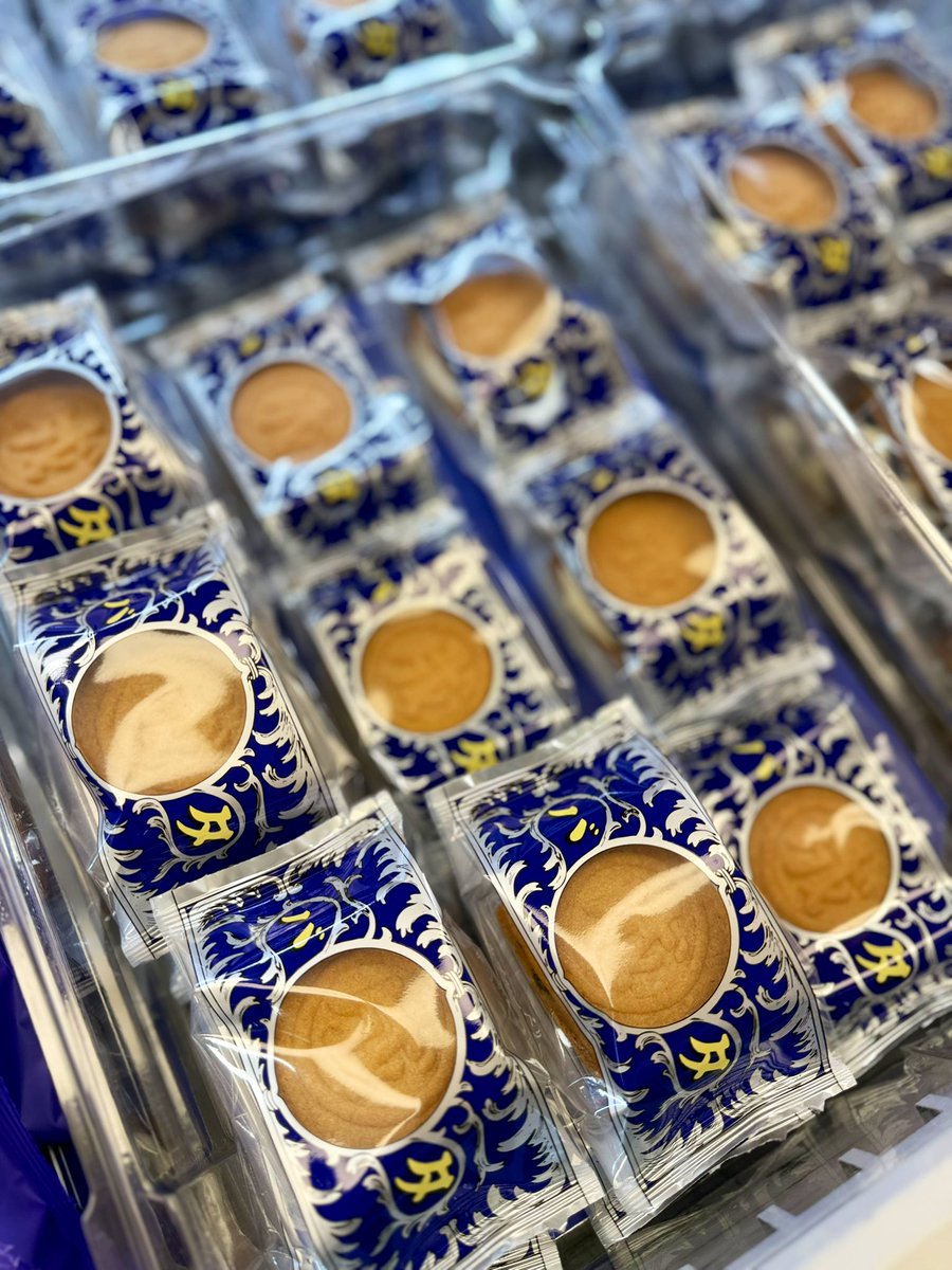 daimaru_s_hoppe's tweet photo. 【本日発売　#六花亭】
新商品『マルセイバターサンド（生ブルーベリー）』🍇
早速食べてみましたが…サックサクのビスケットに、生ブルーベリーの爽やかさが最高！濃厚バタークリームとのバランスがたまりません✨夏にぴったりの味わいです☀️
1個250円（税込）※発送不可
#マルセイバターサンド https://t.co/6nZCDnh5Uz