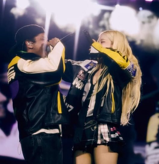 rosietonic's tweet photo. Siempre le voy a tener un cariño y un respeto enorme a Bruno Mars, por creer en ROSÉ y en su talento sin importar que era una artista emergente con solo 2 canciones en su discografía, además de guiarla en la difícil y desafiante industria musical, por cuidarla.

tqm Brunaur 💓✨ https://t.co/lRK0FidFLV