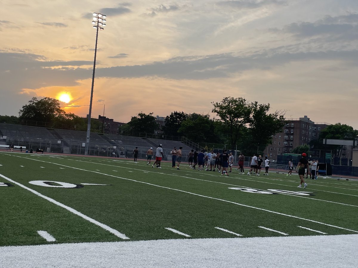 OnSidelines's tweet image. As the Big Apple Games/Summer Rising 🏈 Begins in Earnest Back Home 🏡 Today…
Students Gear 🆙 for the New School 🏫 Year to Start Later This Week in Arizona!
Good Luck Kids on Both Coasts!
I Knew Something Was Up When I Saw School Bus 🚌 Stop 🛑 Signs Posted on My Walk 🚶♂️