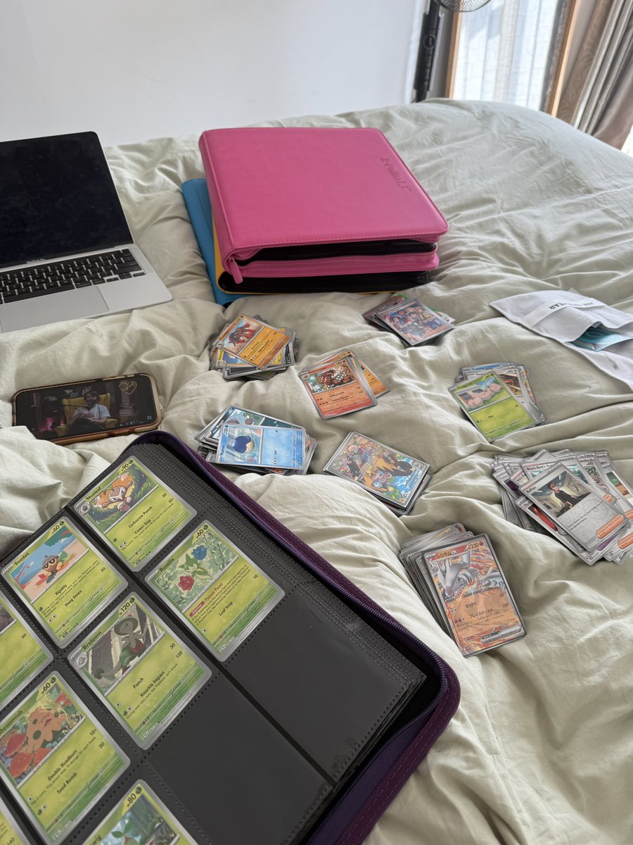 spideyava's tweet image. Sorting all the cards I’ve pulled recently!! Gonna take a photo or video of all the full art ones I’ve got recently they’re so preddy