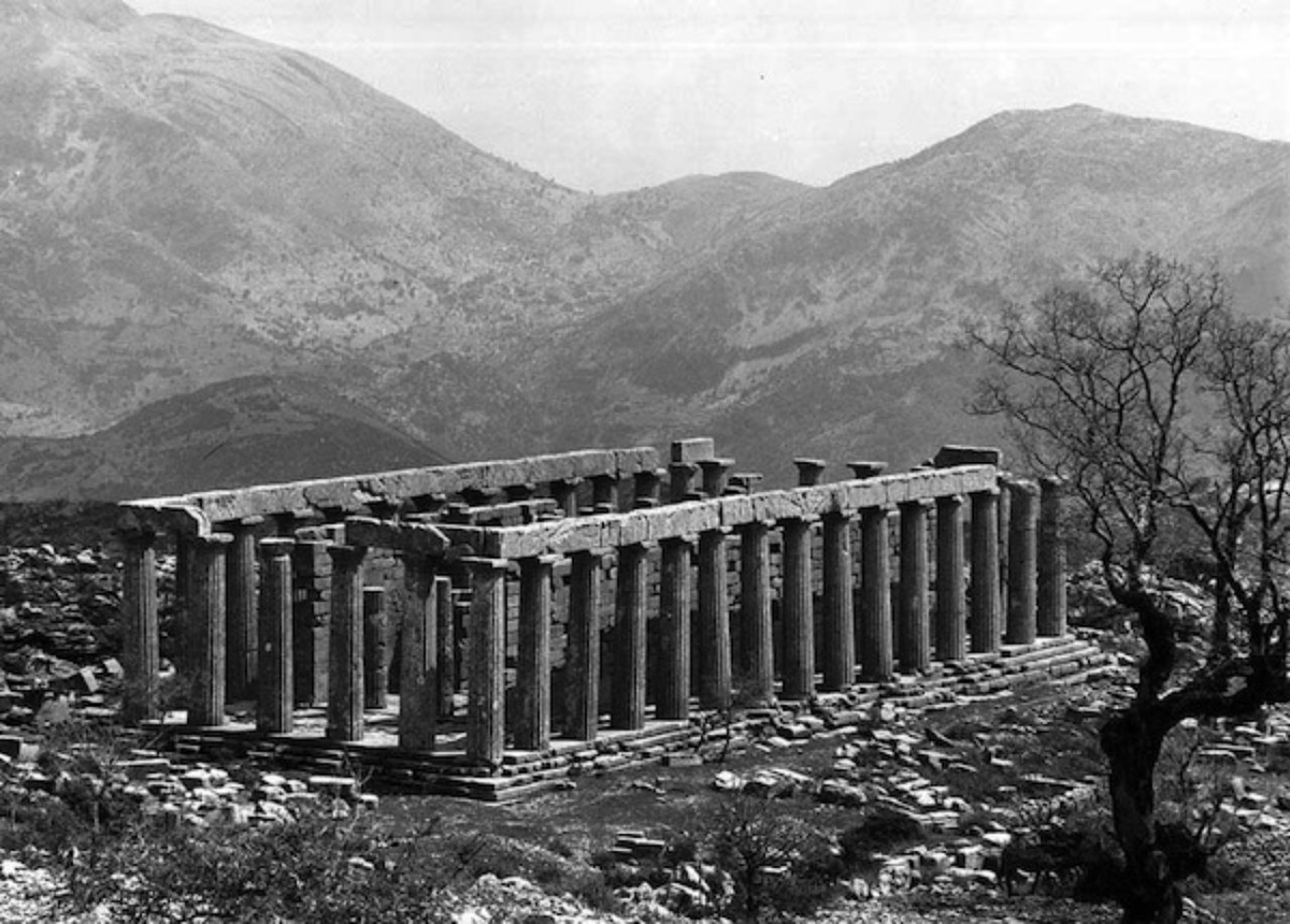 Let me introduce you to the Temple of Apollo Epicurius at Bassai, one of the most interesting temples in the Greek world and one that I highly recommend visiting. It is the first temple to be built with a specific design feature that became synonymous with the ancient world! 🧵1/