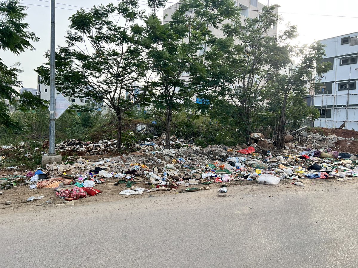 DeshBakth24's tweet photo. Need your attention @GHMCOnline this is opposite Kapra lake entrance and near the land adjacent to holy trinity church. 

The scene is horrible. @gadwalvijayainc @CommissionrGHMC @HyderabadMSW 

Why no one is lifting this since last 10 days? Absolutely poor work. https://t.co/u1vkGn3EGk