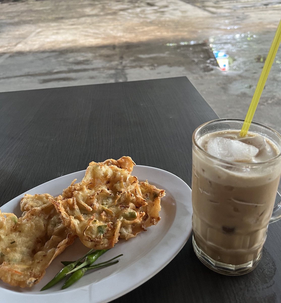 Numpang ngopi di warkop 

Habis nganter bocah sekolah, mau pulang nanggung sebentar lagi pulang 😌