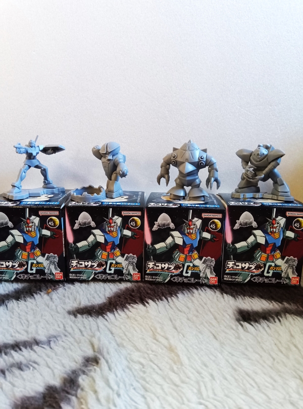 昨日買ってきたチョコサプ４個、見事にジャブロー。
変にアレンジしてないアニメそのままって造形が最高なんでどれ出ても嬉しいわ