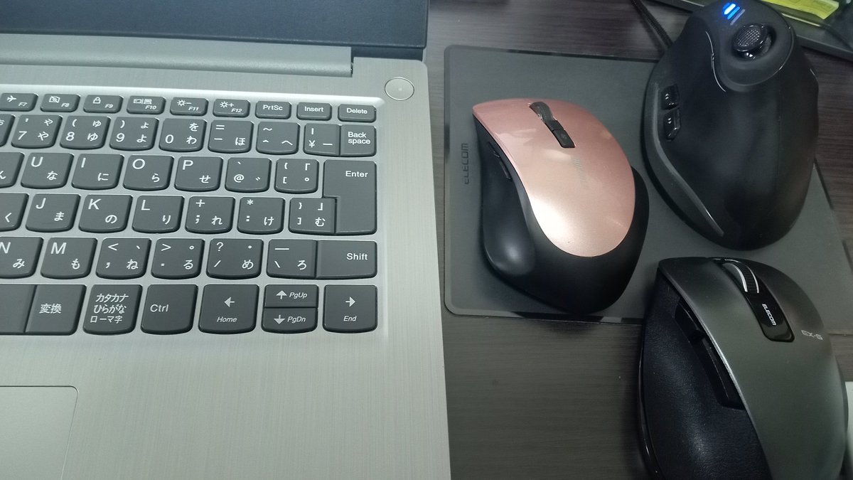 デスクにパソコン3つ置いて作業するタイプの変態です。