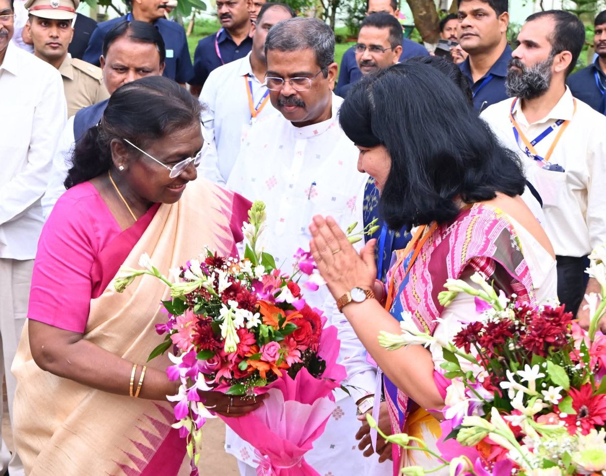 AprajitaSarangi's tweet image. Attended the 5th Convocation of @AIIMSBhubaneswr yesterday -graced by Her Excellency Madam President @DraupdiMurm .
She appealed to the students to work with a spirit of Service.
Around 643 Students received their degrees.
Was a pleasure to meet the young Doctors.
@PMOIndia