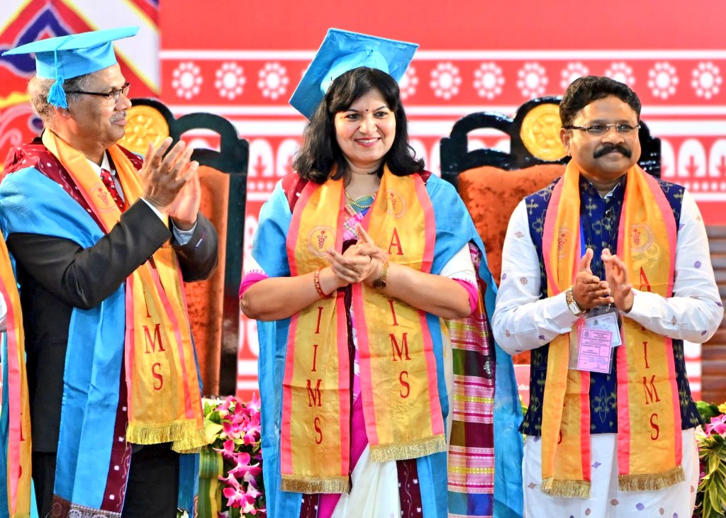 AprajitaSarangi's tweet image. Attended the 5th Convocation of @AIIMSBhubaneswr yesterday -graced by Her Excellency Madam President @DraupdiMurm .
She appealed to the students to work with a spirit of Service.
Around 643 Students received their degrees.
Was a pleasure to meet the young Doctors.
@PMOIndia