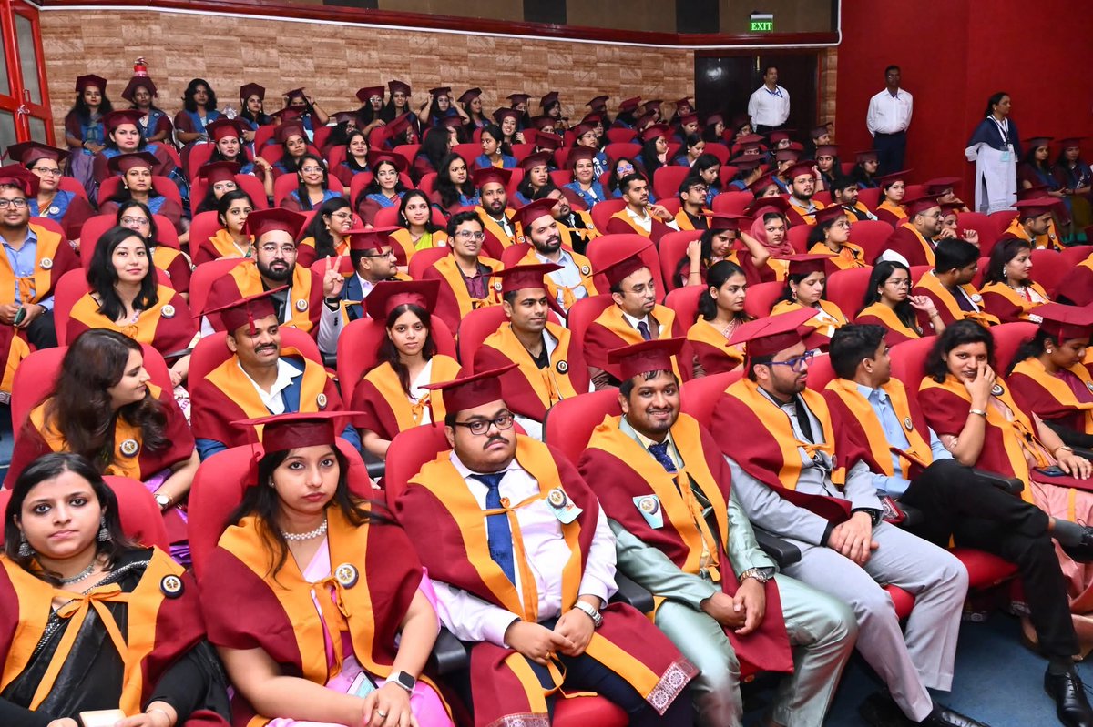 AprajitaSarangi's tweet image. Attended the 5th Convocation of @AIIMSBhubaneswr yesterday -graced by Her Excellency Madam President @DraupdiMurm .
She appealed to the students to work with a spirit of Service.
Around 643 Students received their degrees.
Was a pleasure to meet the young Doctors.
@PMOIndia