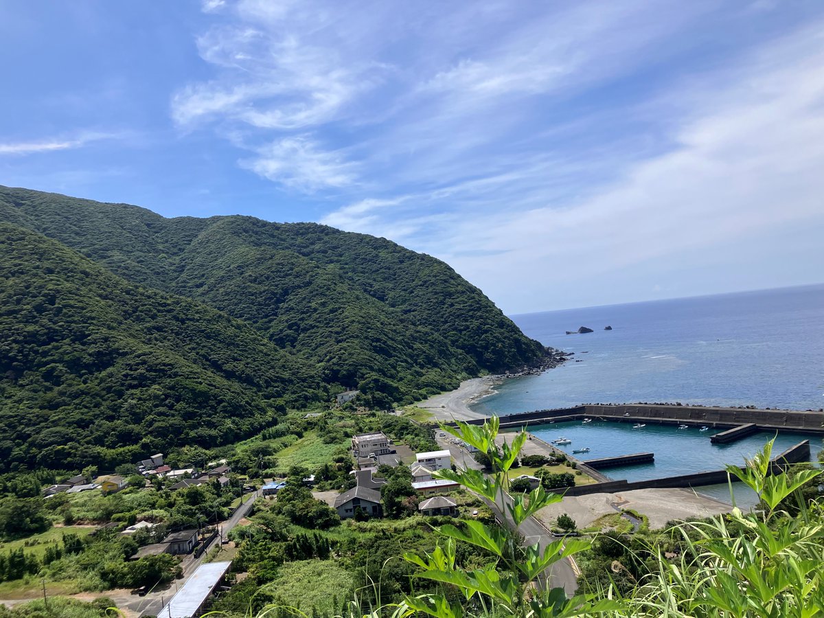 amamioshimawhcc's tweet image. こんにちは。ここ最近は雨の日が多く、天候の変わりやすい日が続いています。
遺産センターは本日も開館中！
当センターのある住用町はマングローブで知られていますが、その先に広がる海もまた魅力のひとつ。
穏やかな青い海！
時間がゆったりと流れています