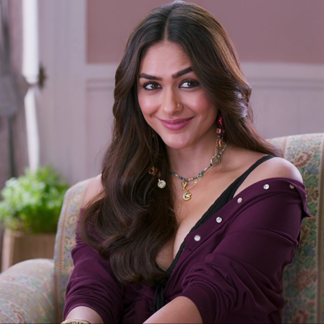 CaptAkhilAnand's tweet image. Let’s Have A Thread 🧵 On #MrunalThakur 
Finest Clicks from The Latest Movie #SonOfSardaar2 #SOS2 
Thread 🧵