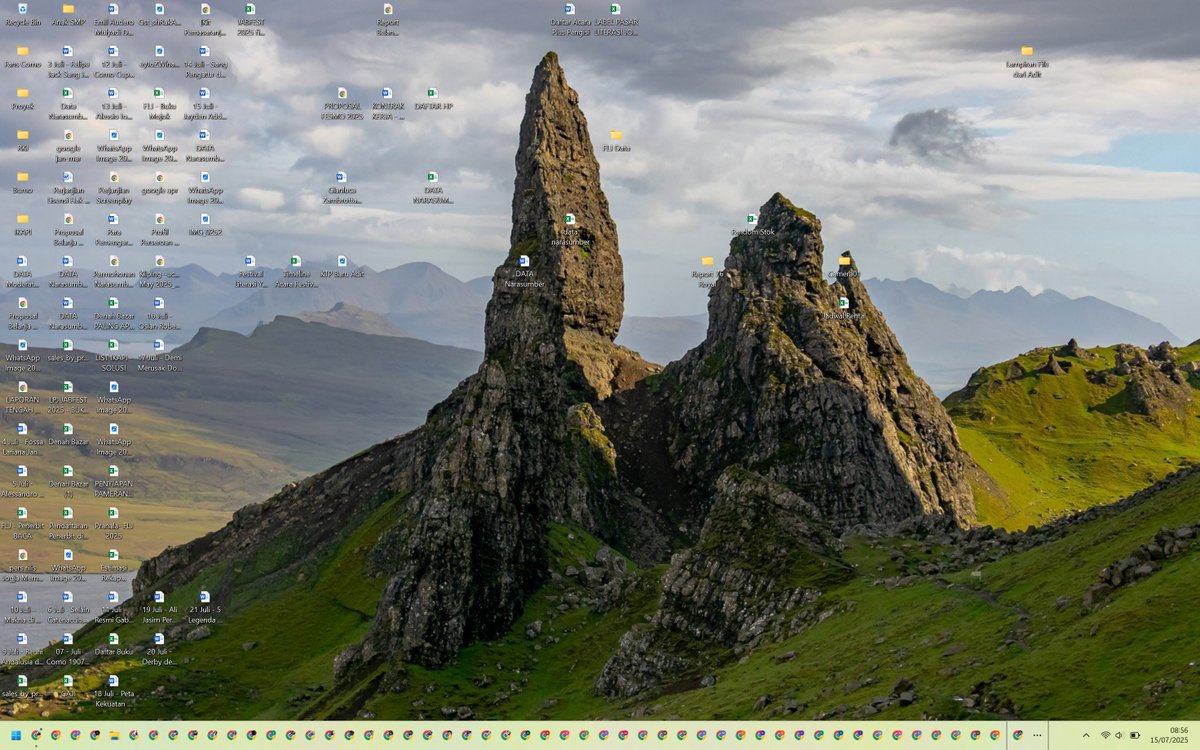 Sudah seberantakan ini desktop saya