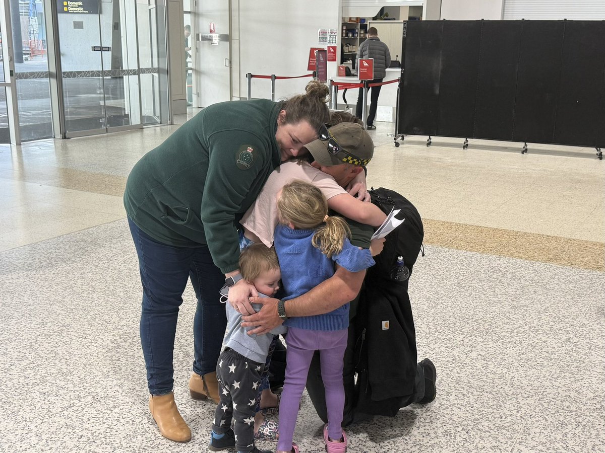There were smiles and hugs all around at Melbourne Airport yesterday afternoon as a group of Forest Fire Management Victoria’s firefighters and emergency services personnel arrived home from Canada. After 40 days supporting firefighting efforts across the country.