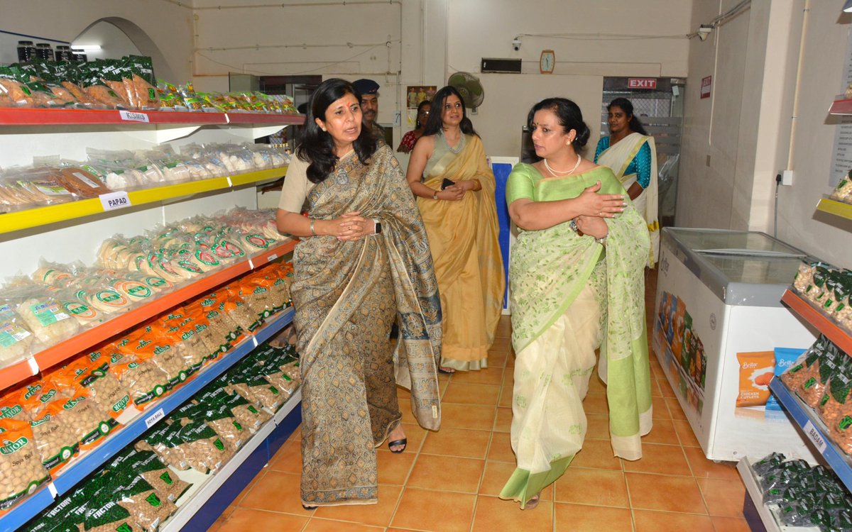 IaSouthern's tweet photo. #WeCare
#NariShakti
Mrs. Nandita Singh, Zonal President, #AWWA, #SudarshanChakraCorps, visited #Pangode Military Station and interacted with families of serving personnel and veterans.
She lauded the Family Welfare Organisation’s dedicated efforts in empowering veer naris and spouses through initiatives like Project INAYA, which provides meaningful employment, and Project NYOJIN, known for producing authentic virgin coconut oil as a self-reliance initiative.
Her visit reaffirmed #AWWA’s enduring commitment to the dignity, empowerment, and welfare of military families—silent sentinels of the nation’s strength.
#IndianArmy
#SudarshanChakraCorps #BisonDivision
#WomenEmpowerment
@OfficialAWWA
@adgpi
@DefencePROTvm