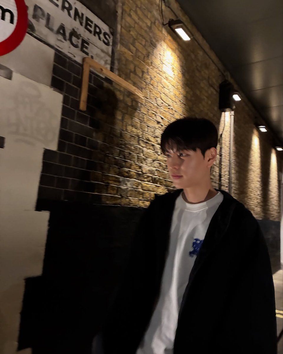 sequngmin's tweet photo. Pov: Strolling at night with your golden retriever bf. https://t.co/dbBEoM1s3E