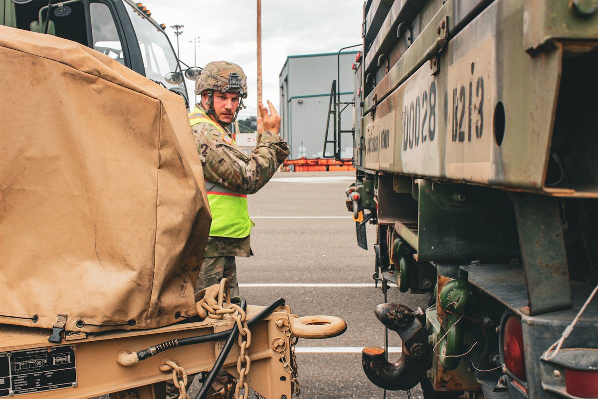 I_Corps's tweet image. Steel rolling home 🇺🇸
Fresh off a Korea rotation, 296th Brigade Support Battalion wasted no time recovering vehicles and equipment from @1-2SBCT at the Port of Tacoma with discipline, speed, and zero room for error.
📸 SPC Kayla I. Williams