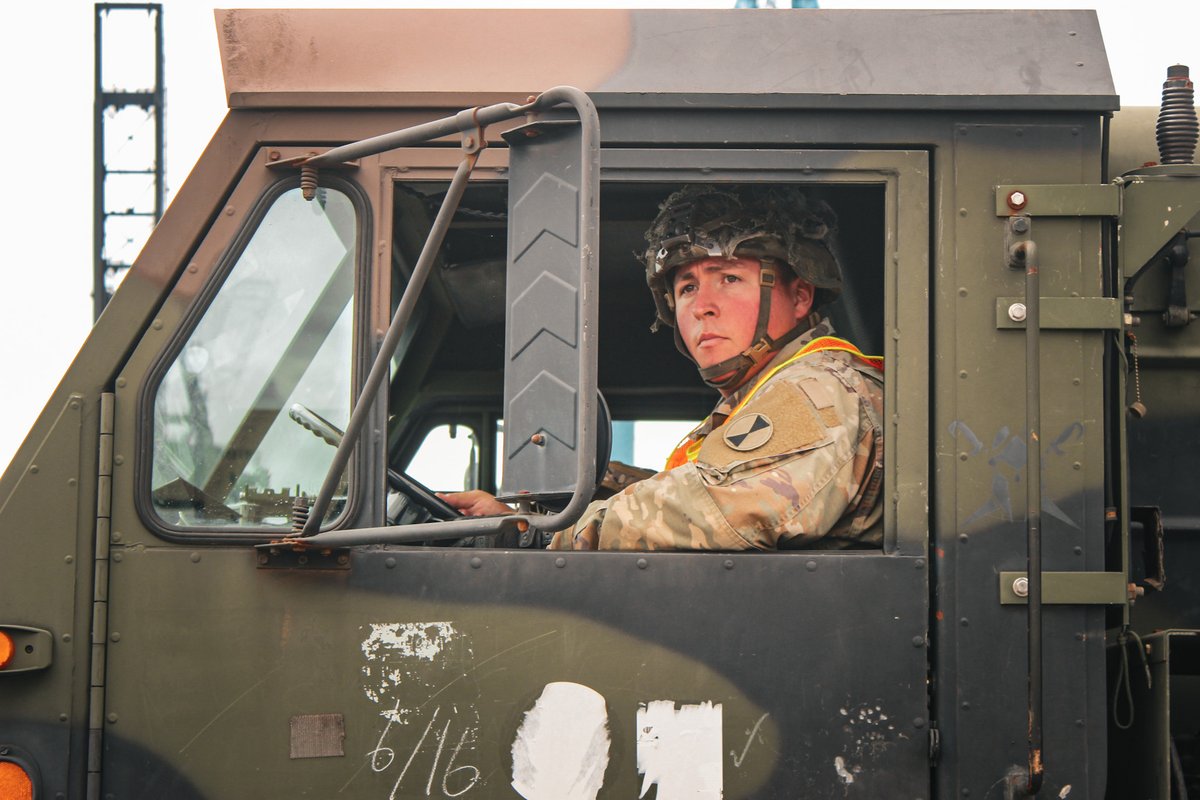 I_Corps's tweet image. Steel rolling home 🇺🇸
Fresh off a Korea rotation, 296th Brigade Support Battalion wasted no time recovering vehicles and equipment from @1-2SBCT at the Port of Tacoma with discipline, speed, and zero room for error.
📸 SPC Kayla I. Williams