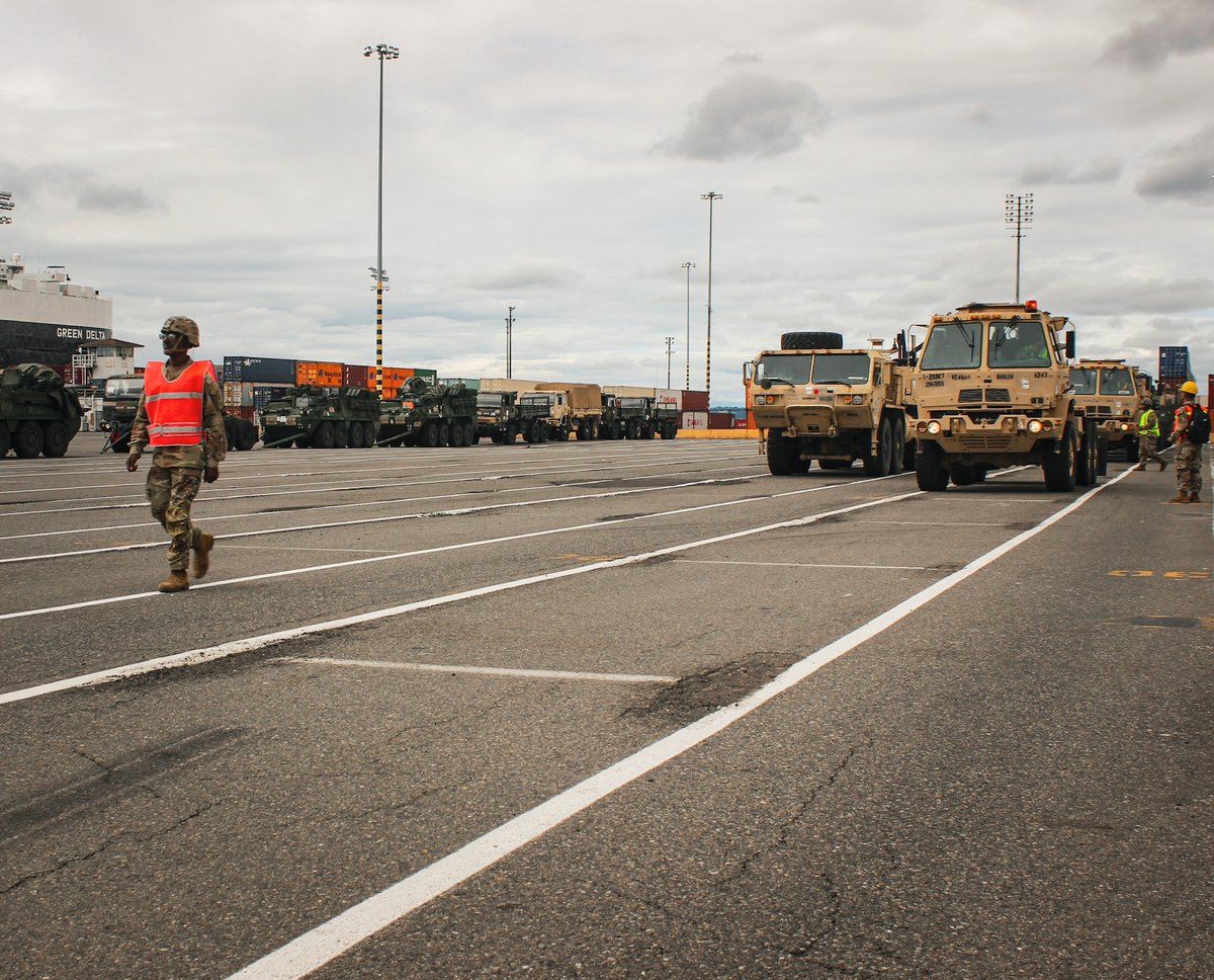 I_Corps's tweet image. Steel rolling home 🇺🇸
Fresh off a Korea rotation, 296th Brigade Support Battalion wasted no time recovering vehicles and equipment from @1-2SBCT at the Port of Tacoma with discipline, speed, and zero room for error.
📸 SPC Kayla I. Williams