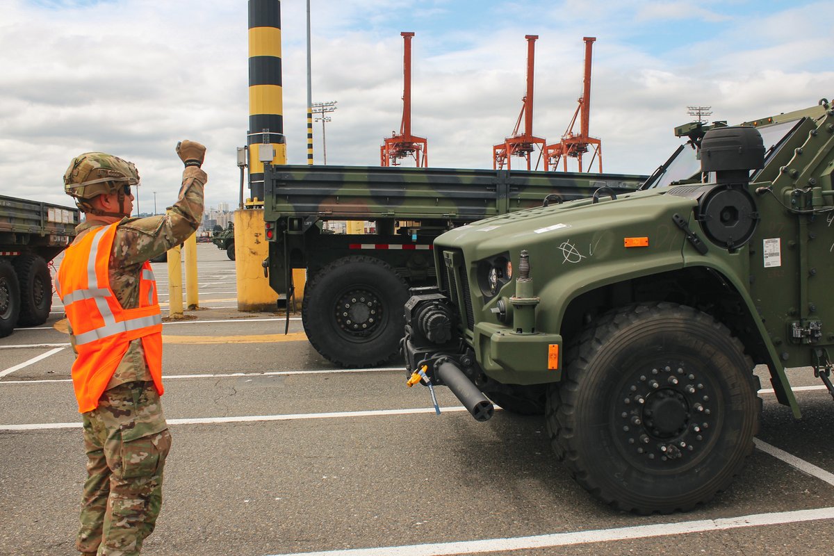I_Corps's tweet image. Steel rolling home 🇺🇸
Fresh off a Korea rotation, 296th Brigade Support Battalion wasted no time recovering vehicles and equipment from @1-2SBCT at the Port of Tacoma with discipline, speed, and zero room for error.
📸 SPC Kayla I. Williams