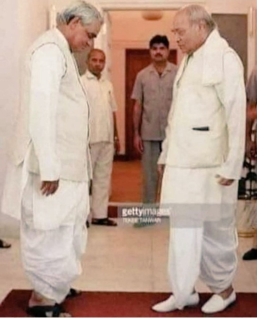 1991 में भारत की अर्थव्यवस्था कंगाल होगई थी तब प्रधानमंत्री नरसिंहराव ने वित्तमंत्री मनमोहन सिंह जी से बुलाकर पूछा खजाने में कितने पैसे है ,मनमोहन जी का उत्तर था सिर्फ 9 दिन देश चला सकते है इतना सा पैसा बचा है,,इस पर नरसिंहराव जी बोले इस स्थिति से कैसे निपटा जाए तो मनमोहन सिंह