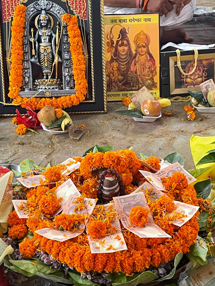कल दिन भर अपने गोपालगंज निवास पर पांच कर्मकांडी ब्राह्मण देवता के द्वारा सावन के प्रथम सोमवार को सपरिवार देवाधिदेव महादेव भोलेनाथ का रुद्राभिषेक पूजन कर आशीर्वाद मांगा । 
#sawan2025 #श्रावणमास #सनातनसंस्कार #सनातनविचार #सनातनभारत #बैकुंठपुर