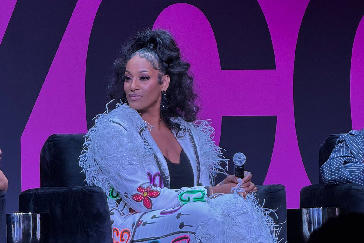 AAMU_Alumni's tweet image. Coach Thornton took the stage at #EssenceFest2025, repping AAMU at BeautyCon! 🐾✨
“Style is confidence. It’s how I lead.” 💪🏽💅🏽
From a historic 20+ win season to inspiring on national stages—she’s the blueprint. 🔥
#AAMUExcellence #BulldogBuilt #HBCUPride