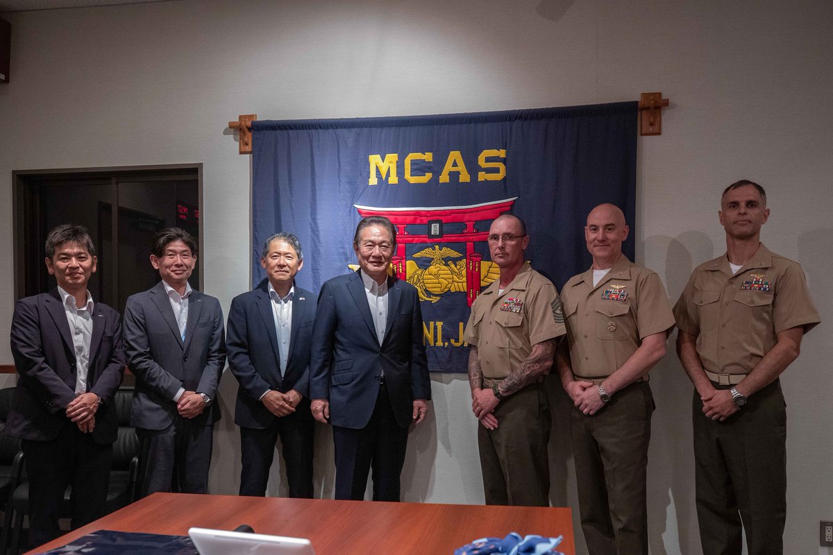 mcipac_jp's tweet image. 7月11日、全日本空輸株式会社の井上慎一代表取締役社長が海兵隊岩国航空基地を訪問し、5月24日の羽田発ヒューストン行きのANA機内で乗客がフライト中に非常口を開けようと暴れた際にすぐさま取り押さえた行動に対して、ジョディ・アーメントラウト最先任上級曹長に感謝状を贈呈しました。