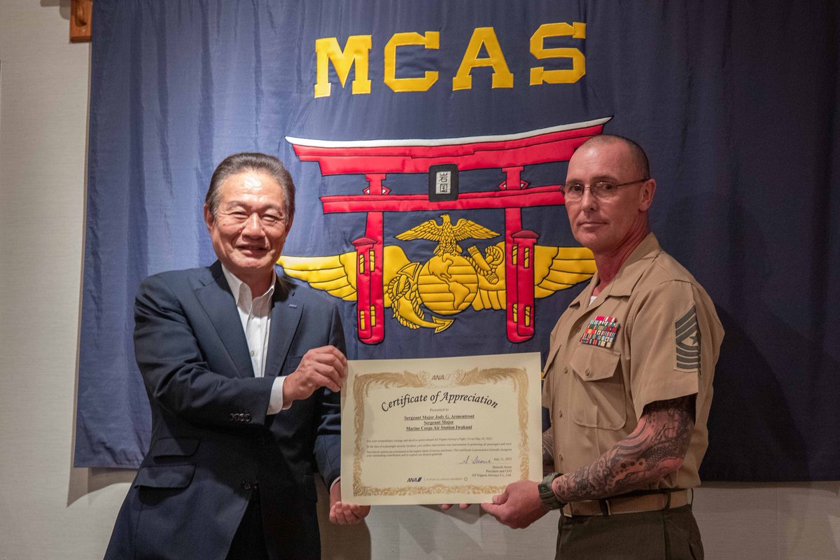 mcipac_jp's tweet image. 7月11日、全日本空輸株式会社の井上慎一代表取締役社長が海兵隊岩国航空基地を訪問し、5月24日の羽田発ヒューストン行きのANA機内で乗客がフライト中に非常口を開けようと暴れた際にすぐさま取り押さえた行動に対して、ジョディ・アーメントラウト最先任上級曹長に感謝状を贈呈しました。