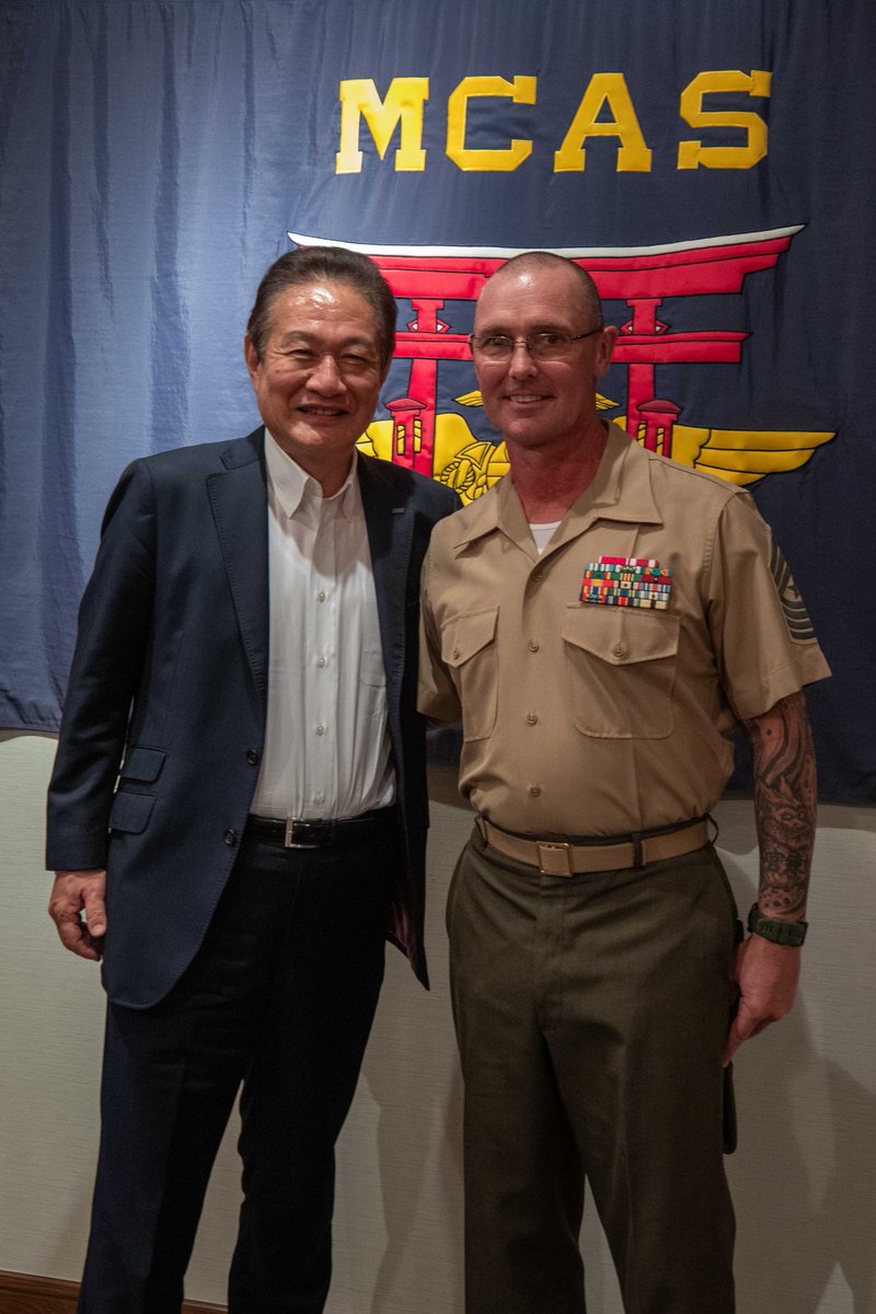 mcipac_jp's tweet image. 7月11日、全日本空輸株式会社の井上慎一代表取締役社長が海兵隊岩国航空基地を訪問し、5月24日の羽田発ヒューストン行きのANA機内で乗客がフライト中に非常口を開けようと暴れた際にすぐさま取り押さえた行動に対して、ジョディ・アーメントラウト最先任上級曹長に感謝状を贈呈しました。