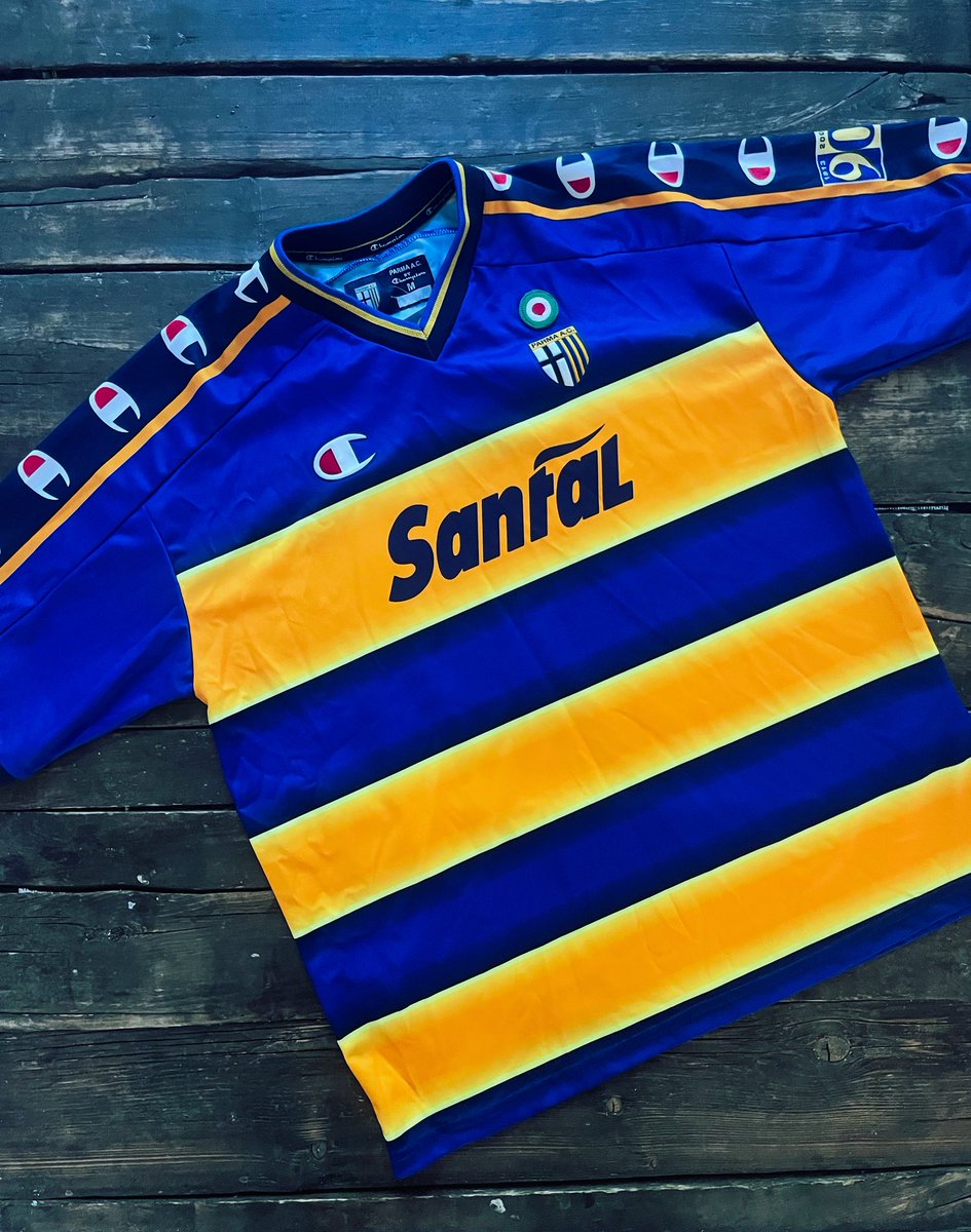 CollarUpKits's tweet image. The Parma kits of the 90s/00s are a collectors dream. Variant sponsors, niche manufacturers & iconic players. #adriano and #nakata featured in this one - the 02/03 European home kit. Who was the best player to feature for Parma in the #footballitalia era?