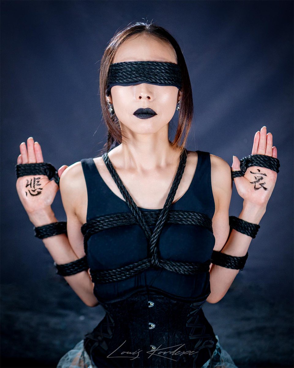 Louis Kordexe (@kordexe) on Twitter photo ๆฒๅ hiai sorrow, grief, woe, curse
ๆฒๅใฏใใฉใใช็ฎ้ ใใใๆทฑใๅฟใ่ฆใใ
Sorrow blinds deeper than any blindfold.
model: <a href="/KiyomeYuuhi/">ๆธ
้จ ๐ฆ๐พ๐๐๐๐</a>
tying, calligraphy and photo: Louis Kordexe
#shibari ๆฒๅ hiai sorrow, grief, woe, curse
ๆฒๅใฏใใฉใใช็ฎ้ ใใใๆทฑใๅฟใ่ฆใใ
Sorrow blinds deeper than any blindfold.
model: <a href="/KiyomeYuuhi/">ๆธ
้จ ๐ฆ๐พ๐๐๐๐</a>
tying, calligraphy and photo: Louis Kordexe
#shibari
