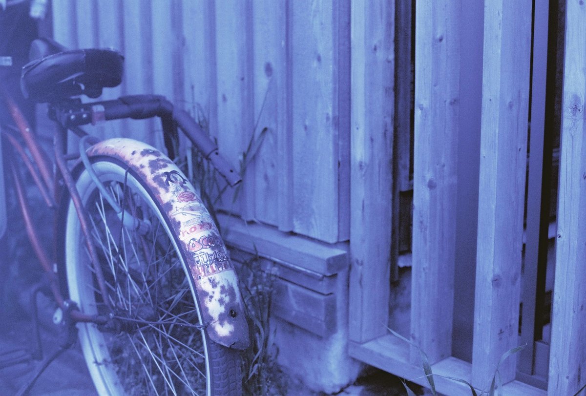 champcamera's tweet photo. JAZZY BLUES #ISO25 by #青葉台 店
ひときわ異彩を放つ "JAZZY BLUES Experimental Color Print Film"
他の #フィルム では表現し得ない一面の「青」の世界をご堪能下さい~!
※作例はK(@xkobxkob )様よりご提供
#カラーネガ #JazzyBlues #Ultrafine #田園都市線
https://t.co/XAG0u2SA9I https://t.co/6I3BaPItkc