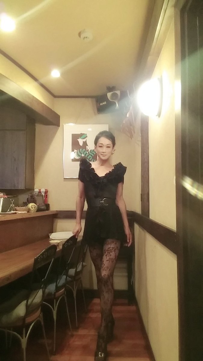 dragqueenMAKO's tweet photo. 昨夜はしこたまドリンクいただきグラングランで家路へ😅エアコンタイマー設定で時間切れるので起きると汗だく👕💦お風呂入ってスッキリしたらお酒抜けたみたい🎵明日は水曜定休日🌹お間違えなきよう💖本日も｢花真球｣をどうぞよろしく🌹
#野毛 #スナック #女装 #トランスジェンダー #柳通り https://t.co/sxeHfDubeE