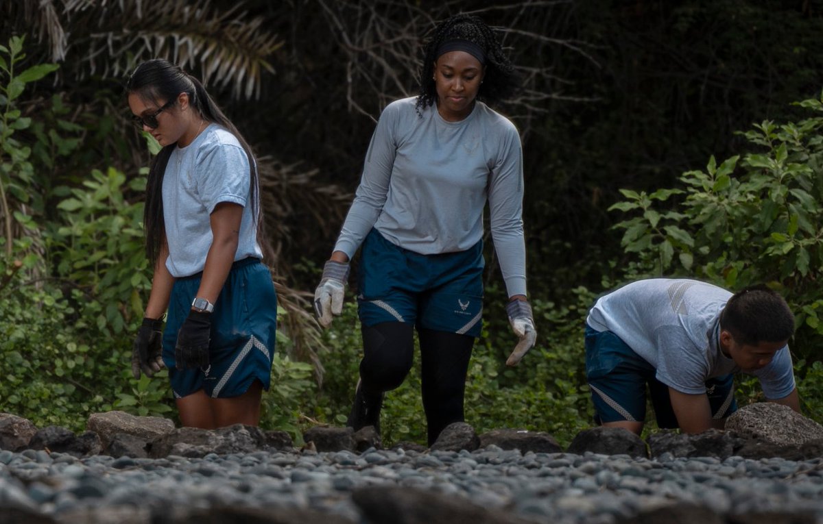 USN and USAF service members gathered today on JBPHH to continue construction of the Halealoha Haleamau burial vault’s protective barrier wall. read more here tinyurl.com/Halealoha-Hale…
#community #volunteersmakesdifference