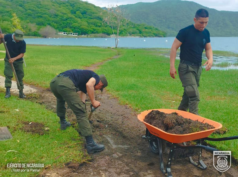 radio580nic's tweet photo. 📍🇳🇮 Militares colaboraron con #MARENA en una jornada ecológica en la laguna de Xiloá, #Mateare. Se recolectaron 5 metros cúbicos de basura y se limpiaron 3,000 metros de costa y 300 metros de senderos. #Radio580 #Nicaragua https://t.co/bBefIo8N3y