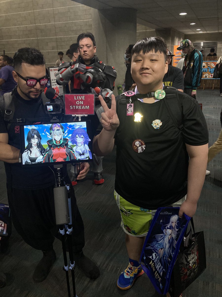 I forgot to post this pic of me and the great <a href="/zentreya/">Zentreya⚡🐲⚔️</a> <a href="/MegalodonVT/">MegalodonVT | Shark Vtuber 🦈🫧💜</a> <a href="/unnamednow00/">Unnämed</a> unfortunately this day I was in a hurry so I couldn’t get to talk with you nice lady’s but non the less thank you for being so entertaining and very kind. Hopefully next year I’ll meet you guys (: