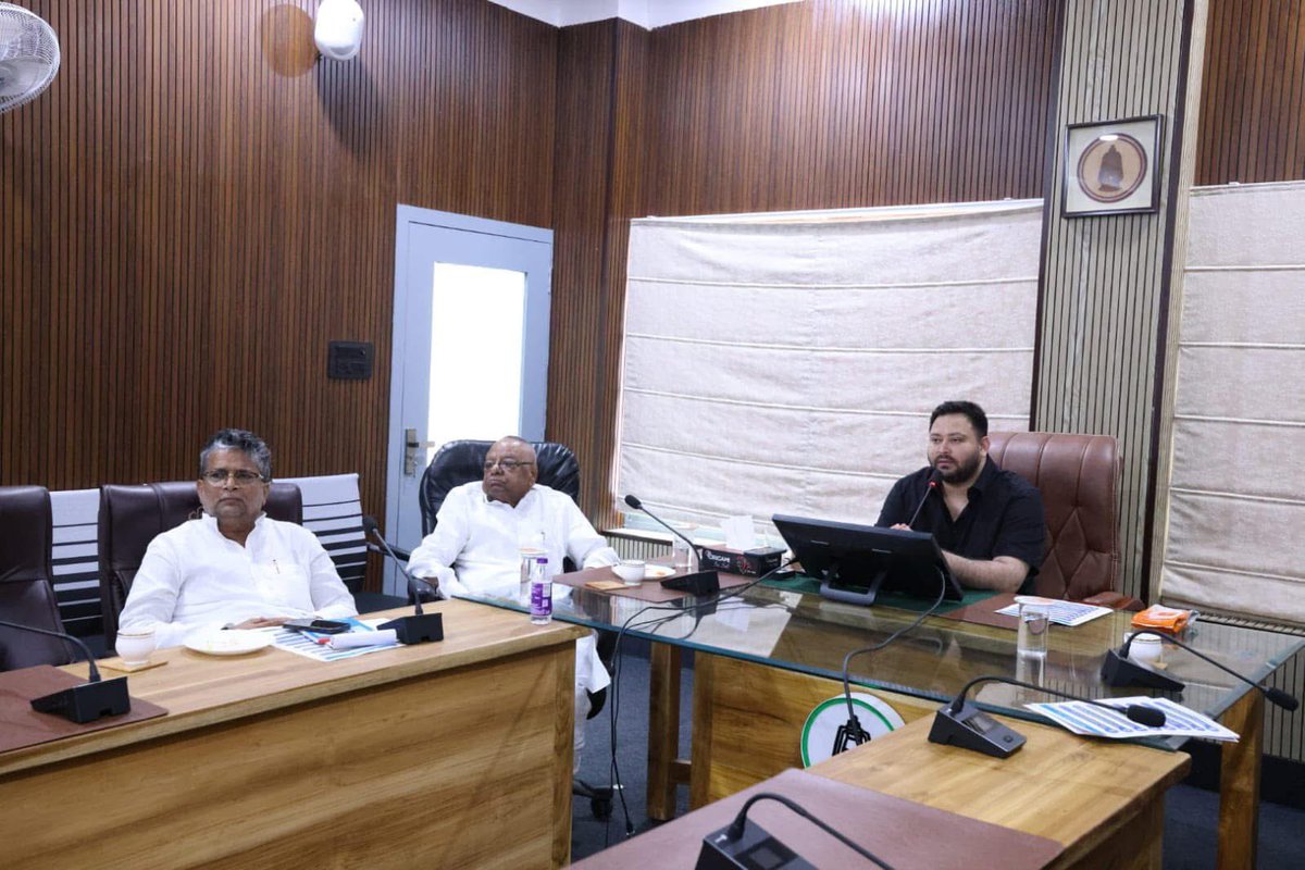 MLMandalRJD's tweet image. संविधान और वोट के अधिकार को बचाने की लड़ाई के लिए हम संकल्पित हैं। 

कल इंडिया गठबंधन की जिला समन्वय समिति के सदस्यों के साथ मतदाता सूची के विशेष गहन पुनरीक्षण संबंधित अहम वर्चुअल बैठक में शामिल हुआ। साथ में मा॰ नेताजी @yadavtejashwi, मा॰ सांसद @sanjuydv एवं RJD MLA @alokmehtamp!