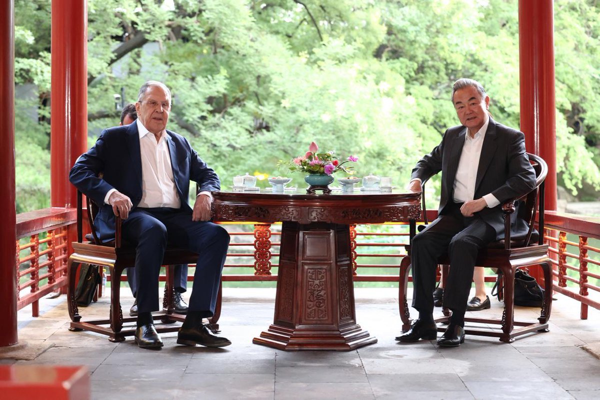 RusEmbSG's tweet image. 🇷🇺🇨🇳 On July 13, FMs Sergey Lavrov & Wang Yi held talks in Beijing. The Ministers expressed satisfaction with the positive momentum in the comprehensive #RussiaChina partnership & held an in-depth discussion on the bilateral agenda.